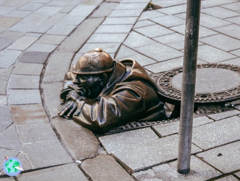 Figura en el suelo de Bratislava