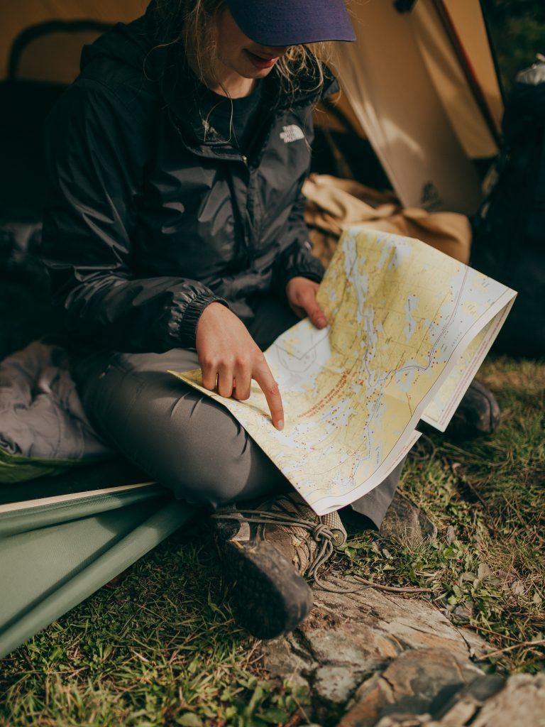 Una chica mirando un mapa