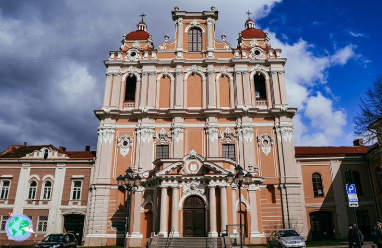Vilna- Fachada rosa de la iglesia de San Casimiro r1