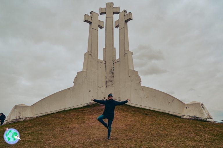 Vilna - Postura de yoga en las tres cruces r1