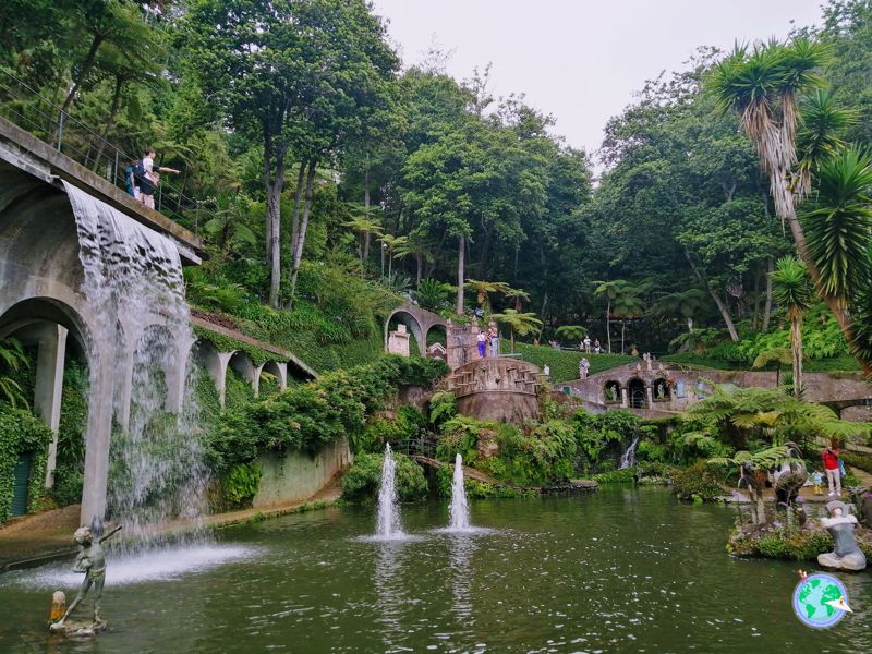 Lago central en Jardines Tropicales de Monte
