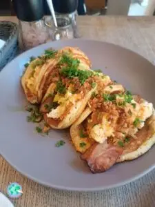 Desayuno en Mo-ja Café & Bistro