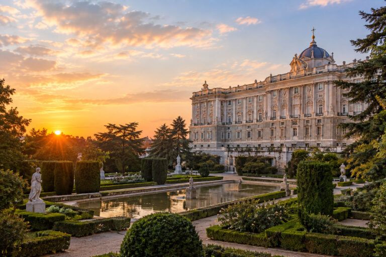 Jardines palaciegos al atardecer