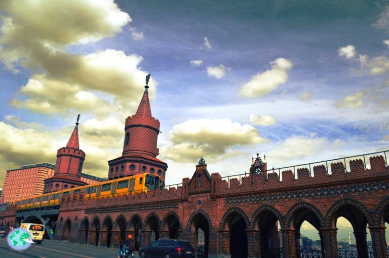 Oberbaumbrücke con el paso del metro