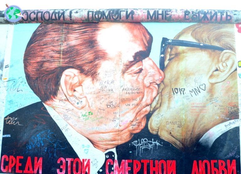 Famosa pintura del beso en el muro de Berlín
