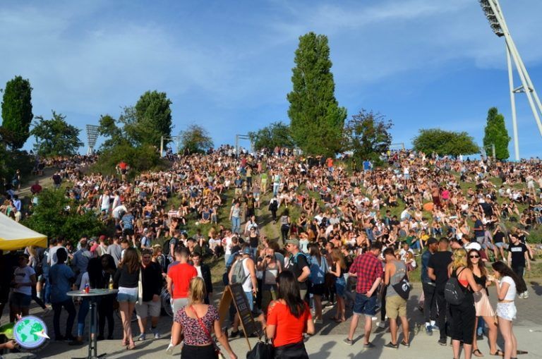 Mauerpark lleno de gente y domingo cualquiera