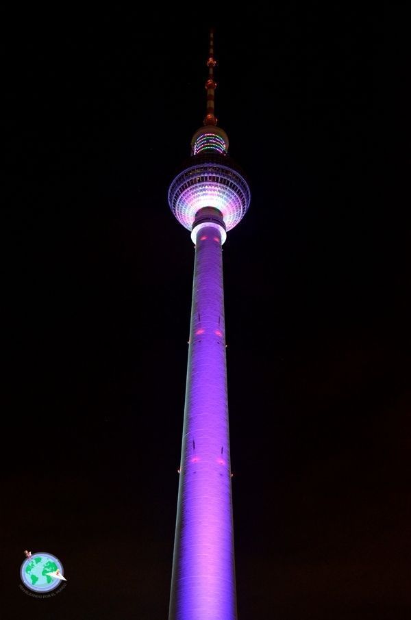 Torre de la televisión iluminada de noche