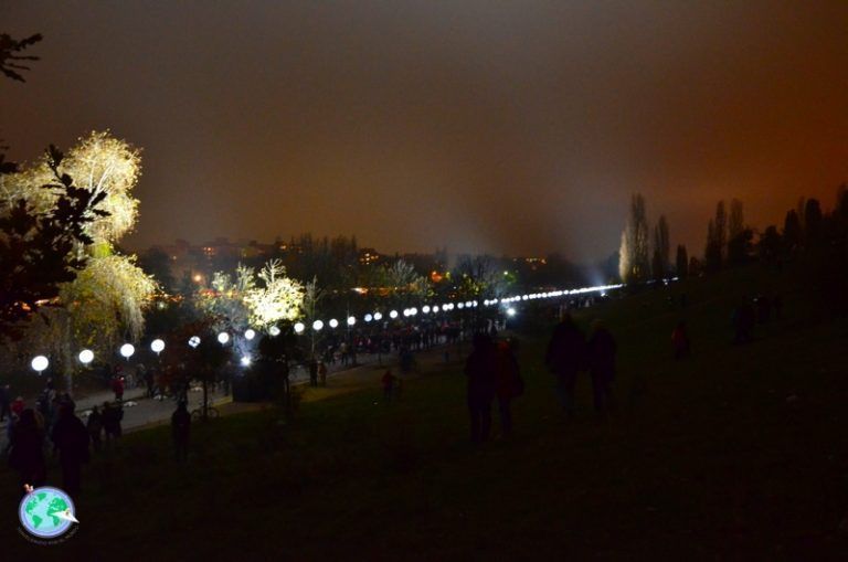 Mauerpark de noche con luces representando el muro de Berlín