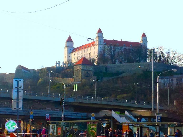Castillo de Bratislava en lo alto de la colina