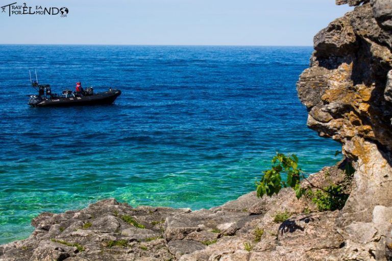 lancha de buceo en el lago Cyprus