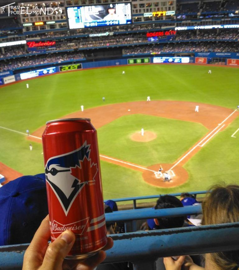 estadio de beisbol con cerveza canadiense