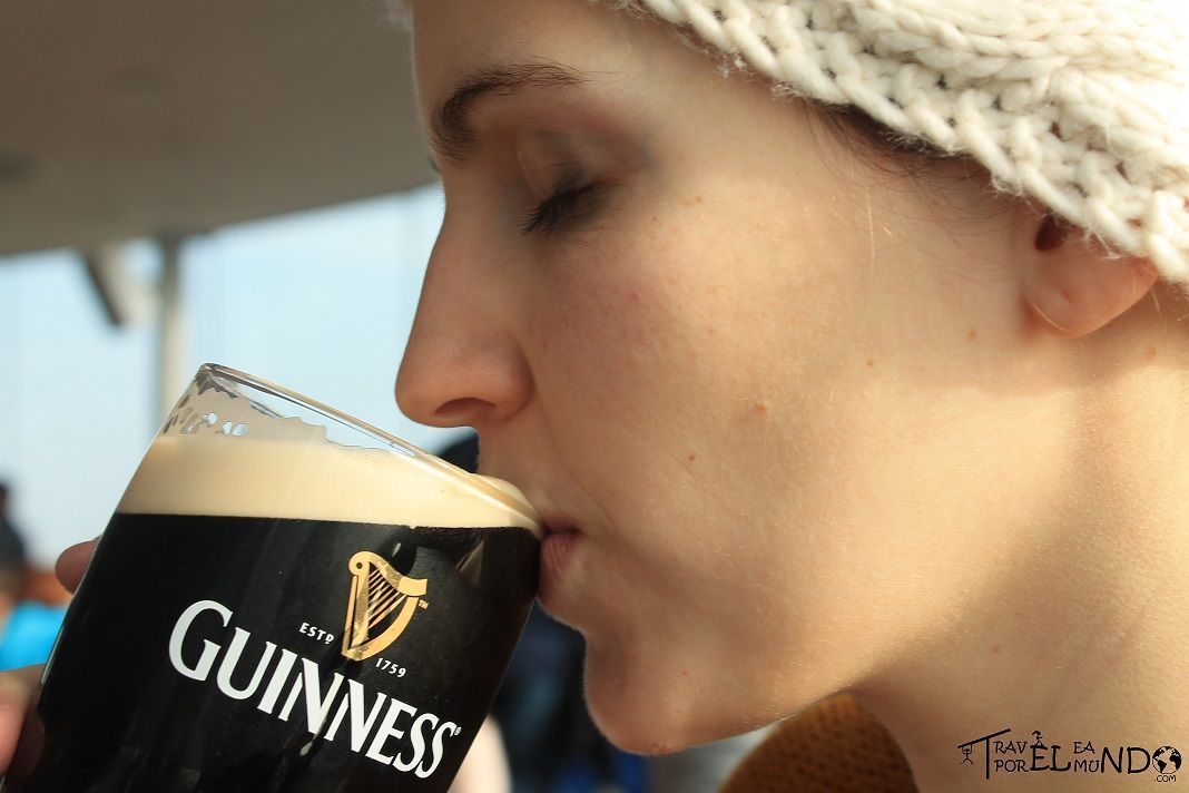 Dublín - Ana bebiendo cerveza Guinnes