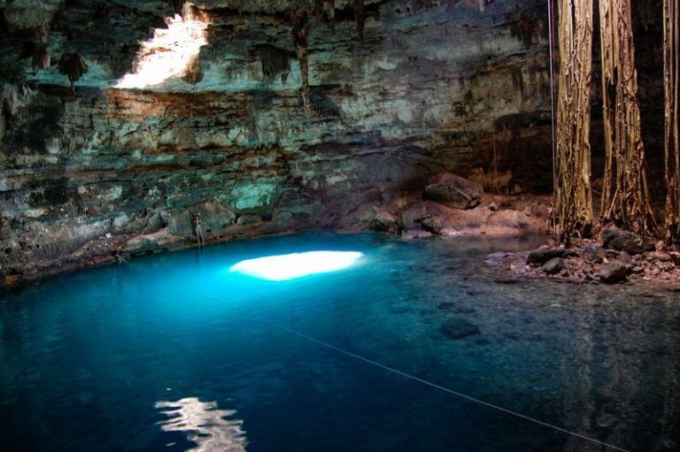 Cenote cerrado con entrada de sol por la parte superior