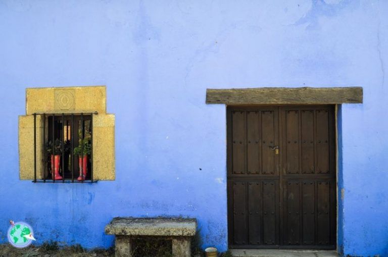 Fachada azul con puerta de madera
