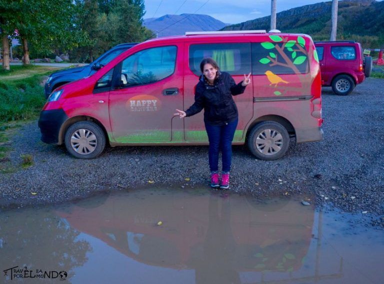 Ana junto a la furgoneta de alquiler