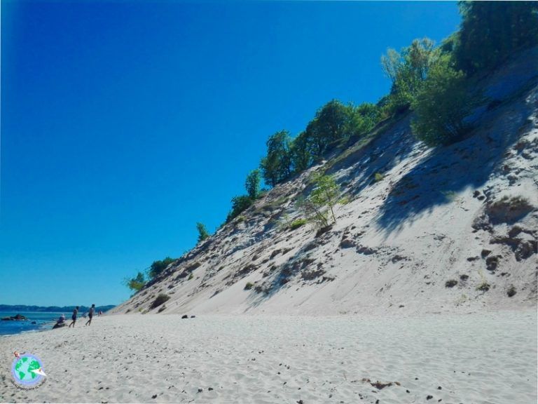 montaña de arena en la playa