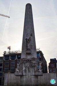 Monolito en memoria a los caídos de la II guerra mundial
