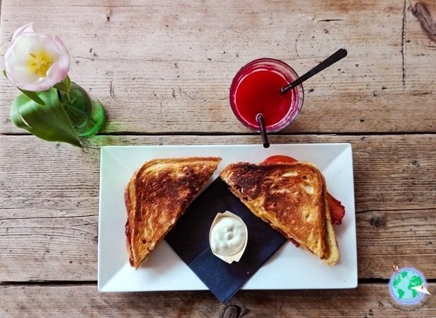 Desayuno de tostadas con zumo de fresa y naranja