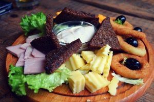 Plato de entrantes con el típico pan negro tostado