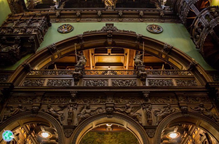 Arco de madera de la sala principal