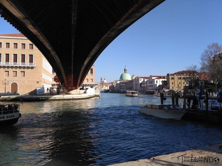 Bajos de los puentes de venecia